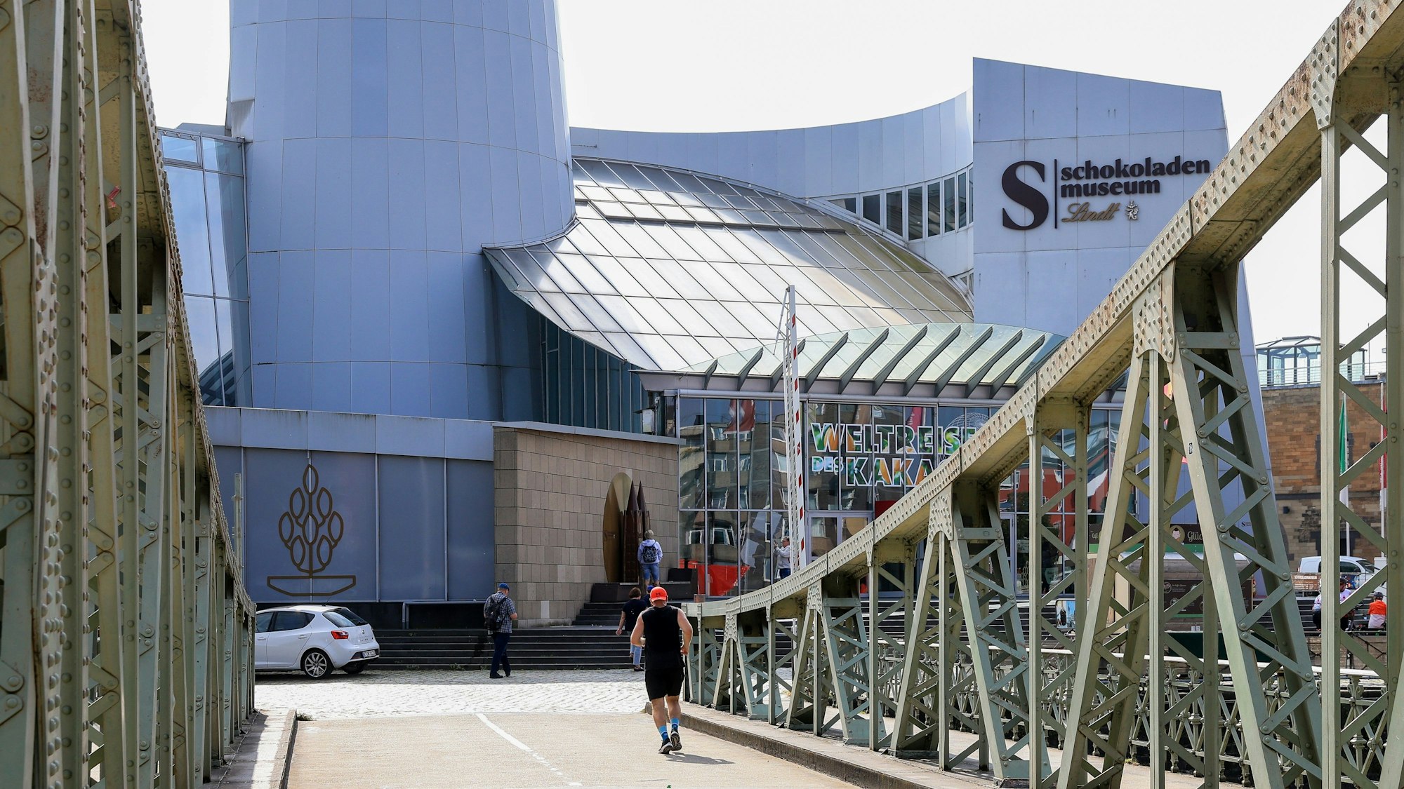 Die Brücke am Schokoladenmuseum wird täglich von hunderten Besuchern überschritten.