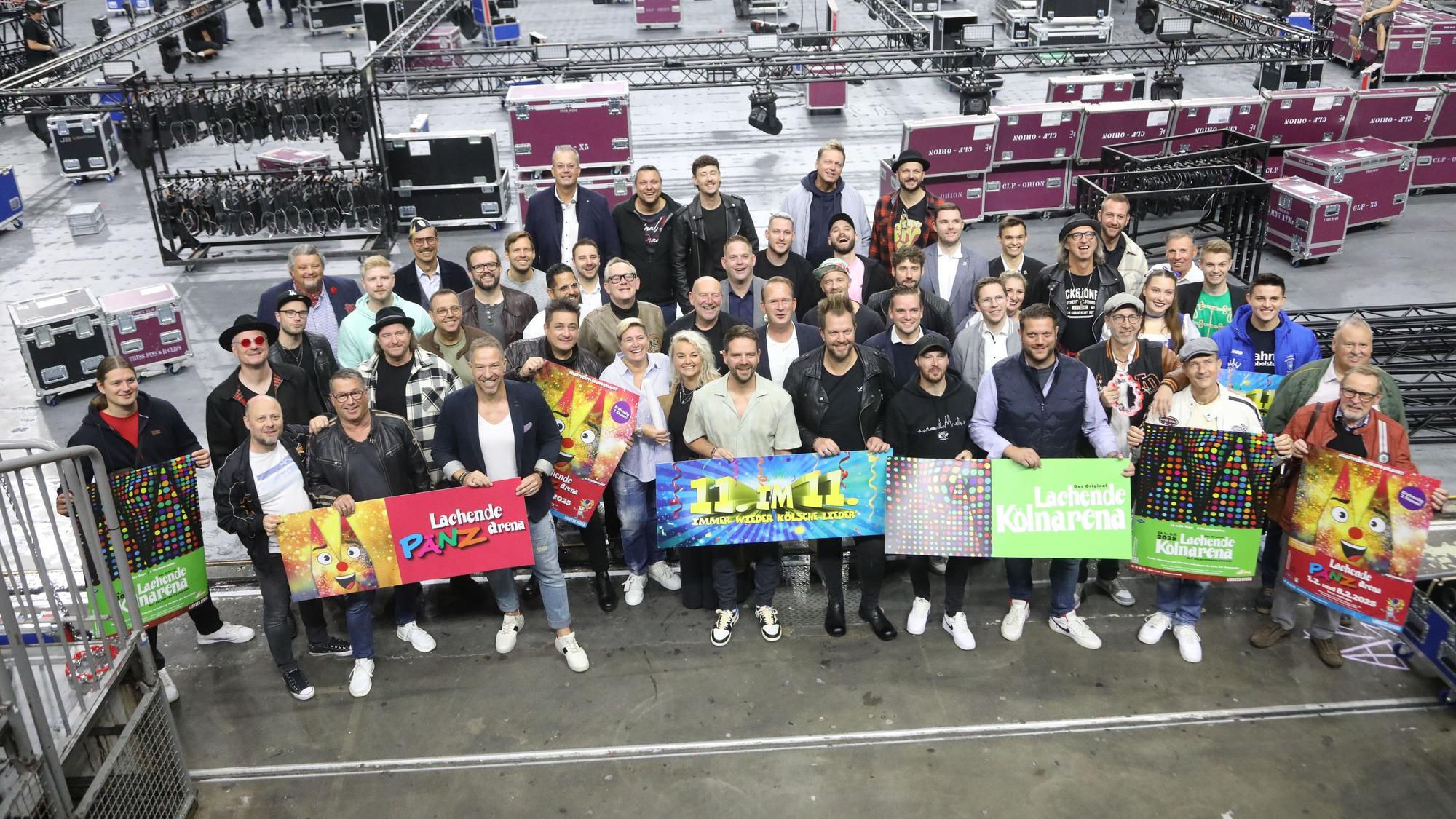 Vertreter aus Bands und Tanzgruppen posieren in der Lanxess Arena