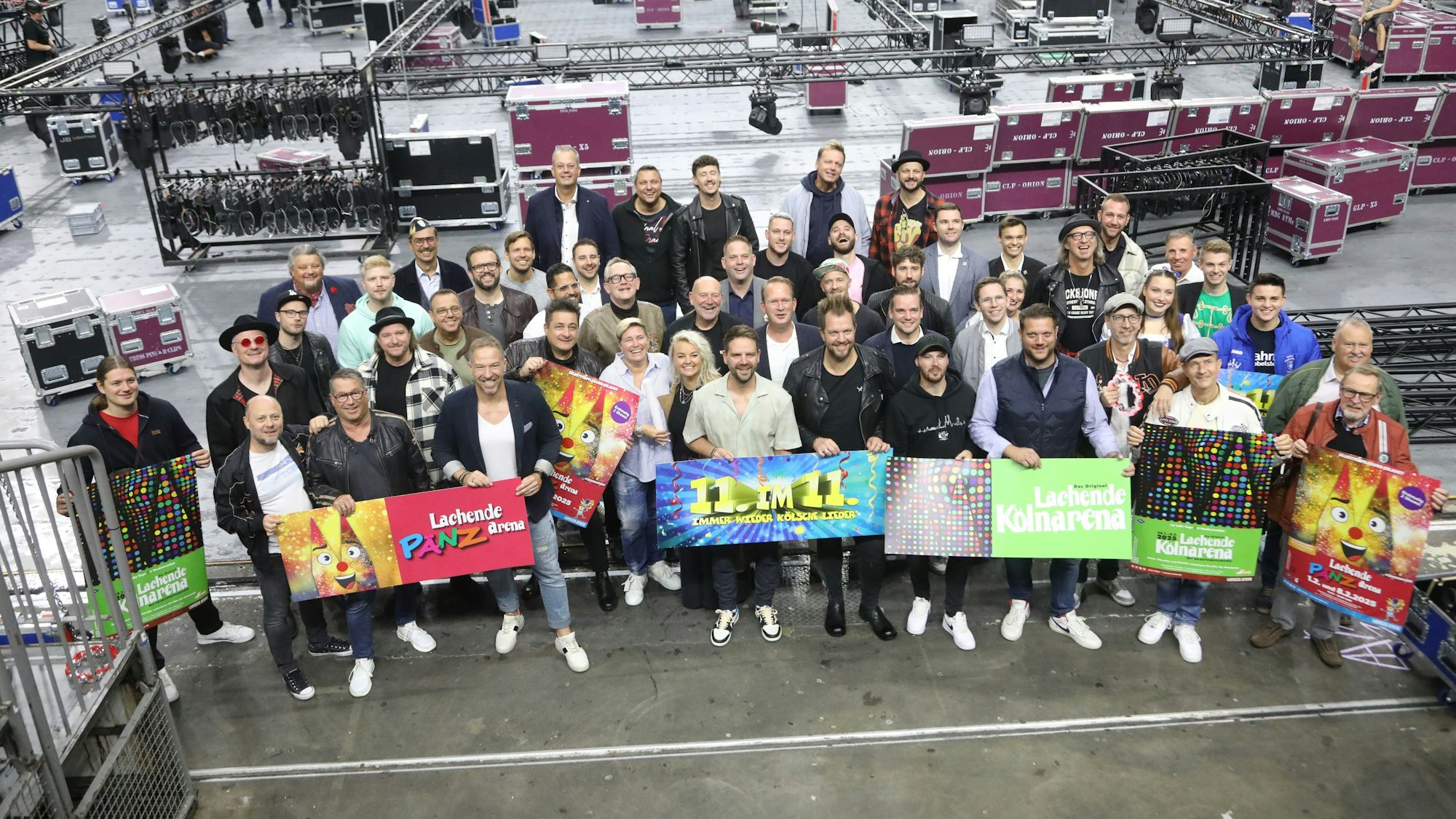 Vertreter aus Bands und Tanzgruppen posieren in der Lanxess Arena