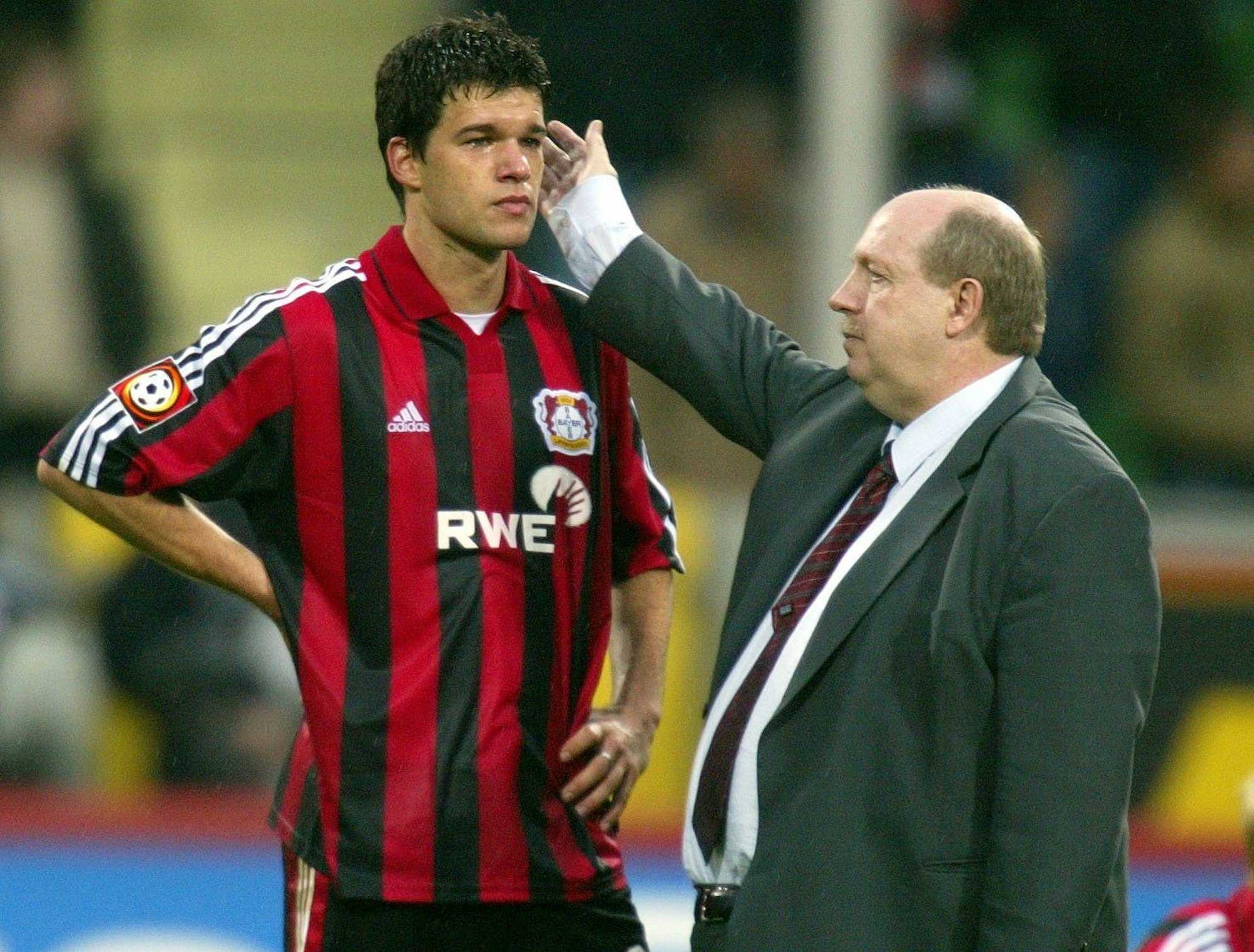 2002: Leverkusens Mittelfeldspieler Michael Ballack (l) wird vom Bayer-04-Manager Reiner Calmund getröstet.