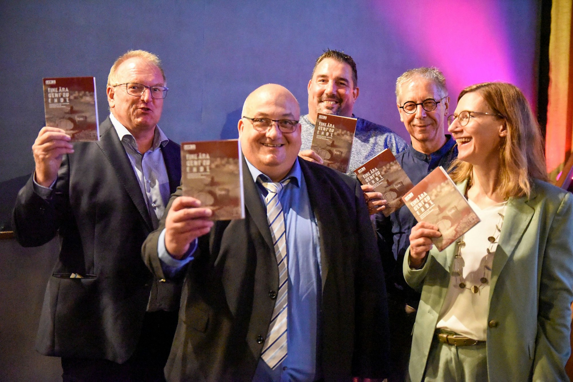 Auf dem Bild sind am Film Beteiligte mit der DVD zu sehen.