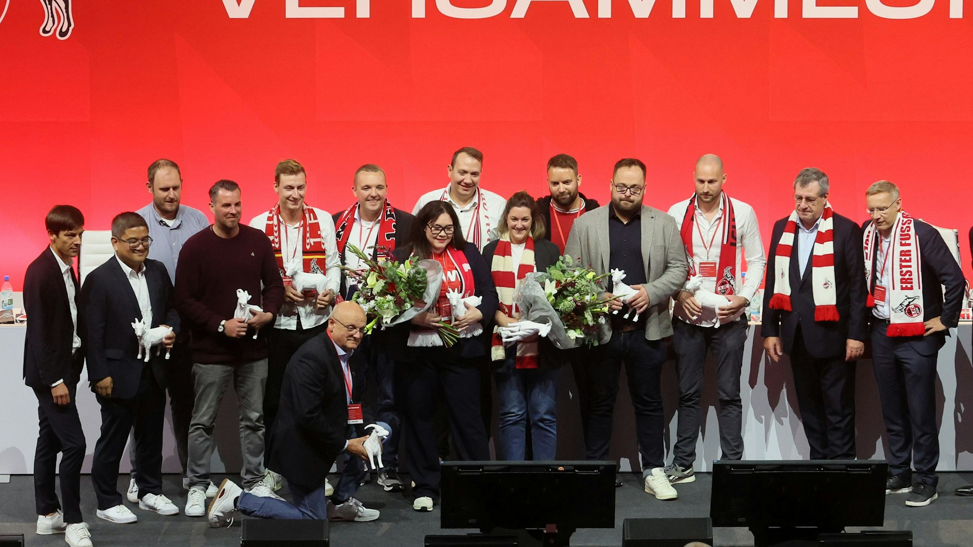 Der neue Mitgliederrat des 1. FC Köln auf der Bühne der Mitgliederversammlung in der Lanxess-Arena.