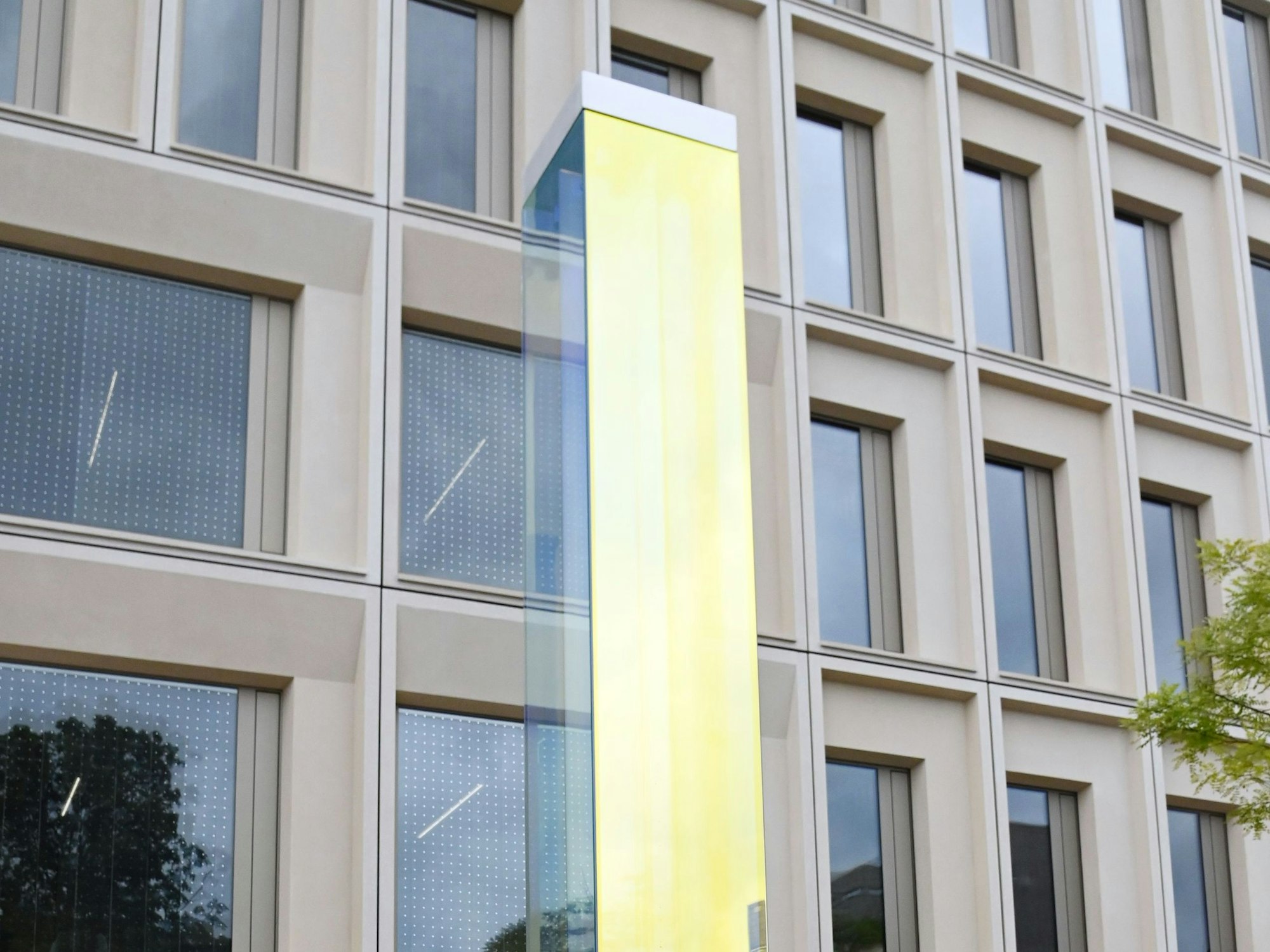Impression der Außenfassade mit dem Kunstwerk „Changing Lights“ der Künstlerin Annette Sauermann