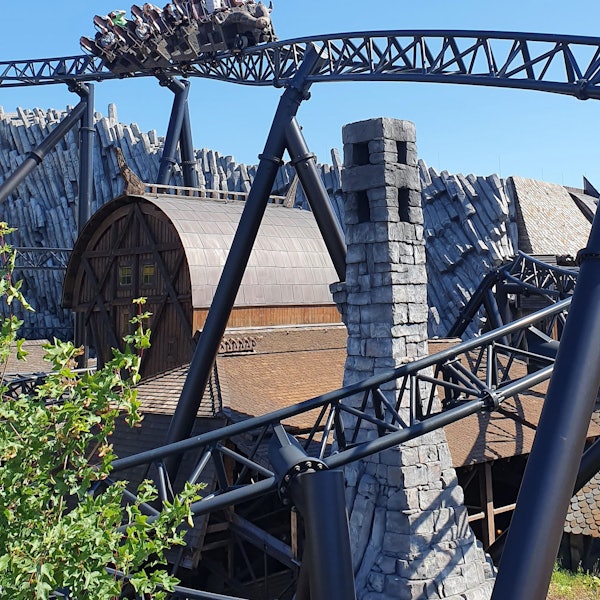 Auf dem Foto ist die Achterbahn „Taron“ im Phantasialand zu sehen.