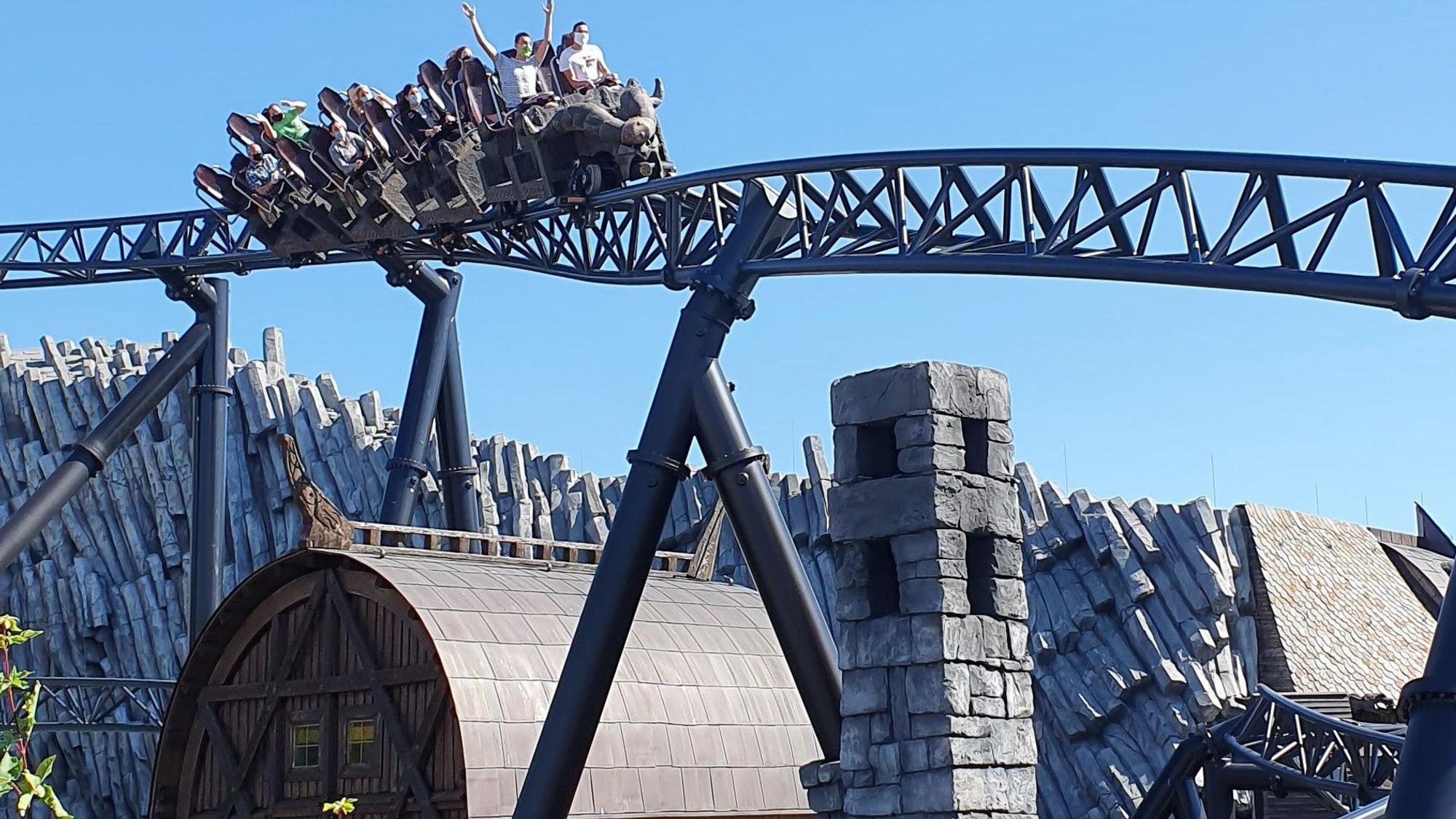 Auf dem Foto ist die Achterbahn „Taron“ im Phantasialand zu sehen.