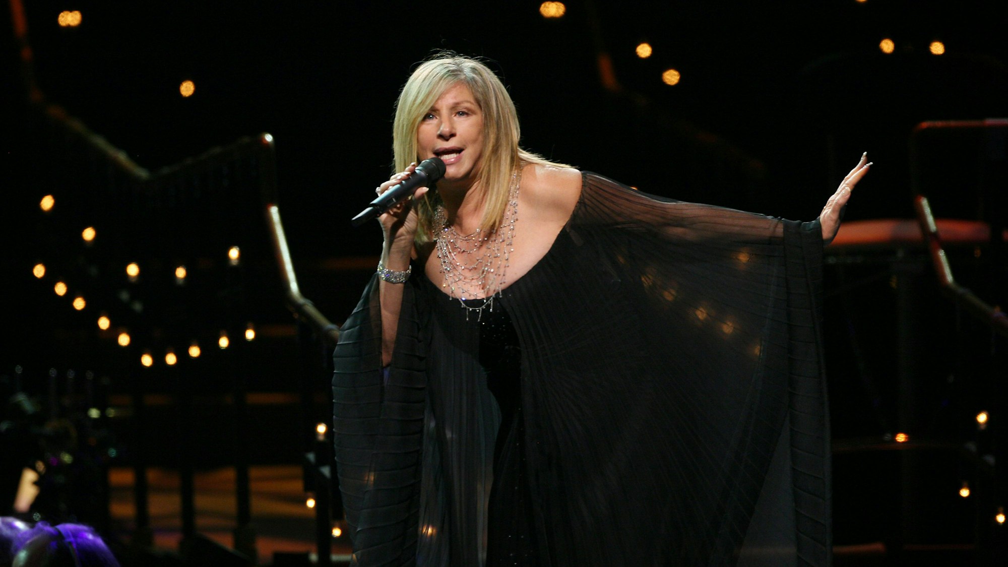 Barbra Streisand bei einem Live-Auftritt.