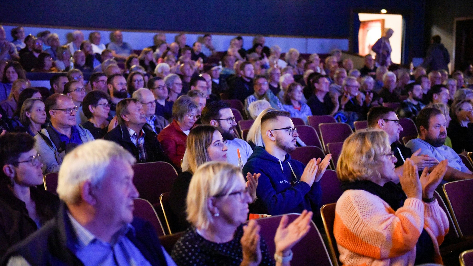Auf dem Bild sind die Zuschauer im Linden-Theater zu sehen.