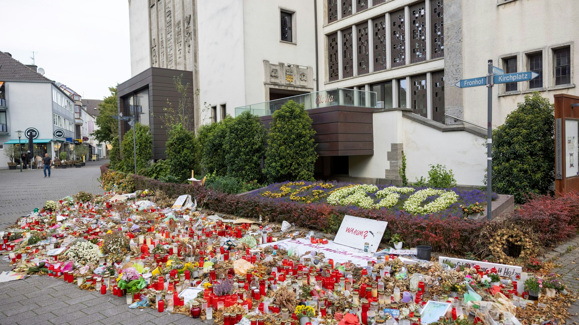 Hunderte Kerzen, Blumen und Trauerschreiben befinden sich am Gedenkort unweit des Tatorts in Solingen.