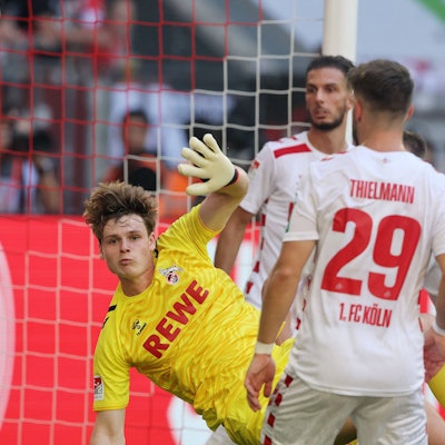 Kassierte im Derby gegen Düsseldorf unglücklich das 2:2. Ist beim 1. FC Köln aber klarer Stammtorwart und laut einer Umfrage auch bereits eine Option für Bundestrainer Julian Nagelsmann.