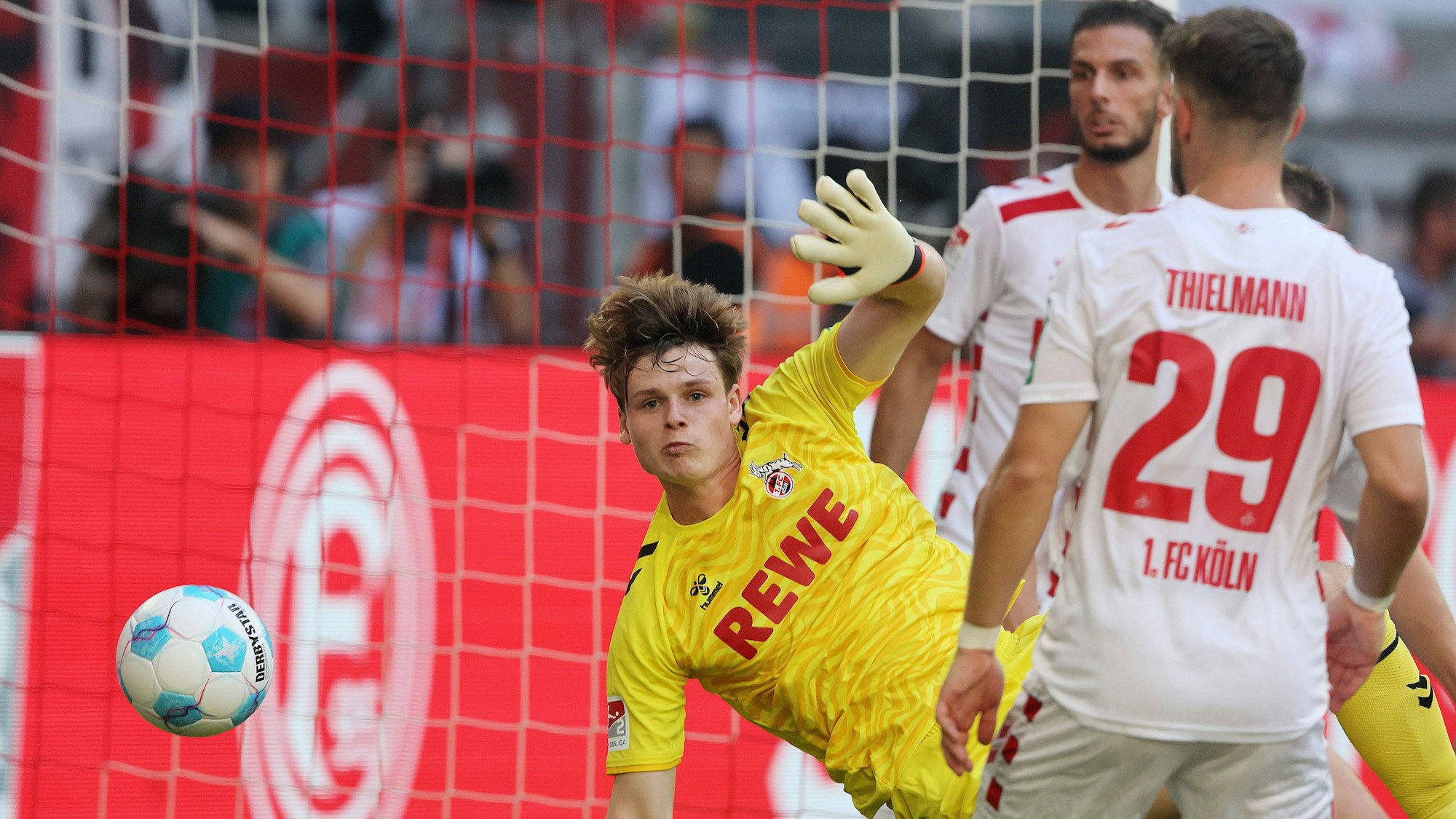 Kassierte im Derby gegen Düsseldorf unglücklich das 2:2. Ist beim 1. FC Köln aber klarer Stammtorwart und laut einer Umfrage auch bereits eine Option für Bundestrainer Julian Nagelsmann.