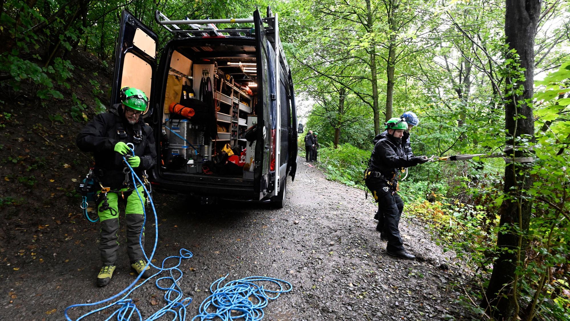 Nach dem Anschlag sucht die Polizei erneut ein Waldgebiet in Solingen ab. Dazu wurde auch eine Grünfläche gerodet.