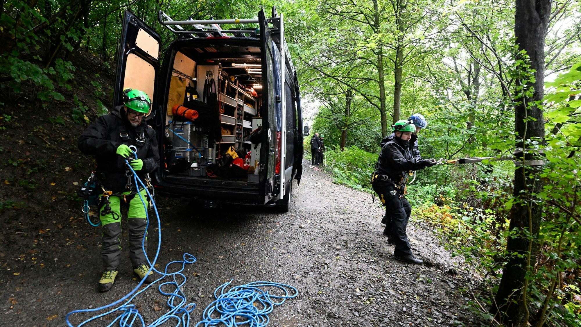 Nach dem Anschlag sucht die Polizei erneut ein Waldgebiet in Solingen ab. Dazu wurde auch eine Grünfläche gerodet.