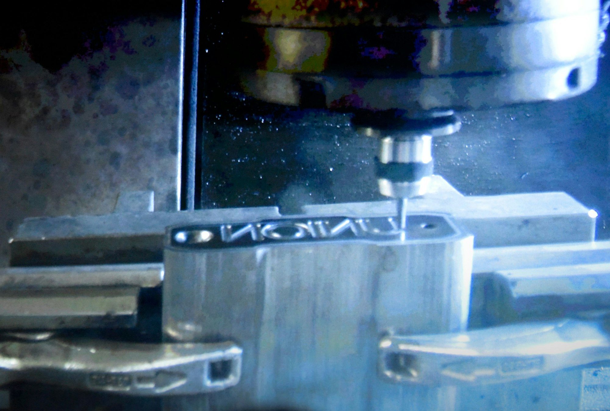 Auf dem Bild ist ein Pressstempel der Brikettfabrik zu sehen.