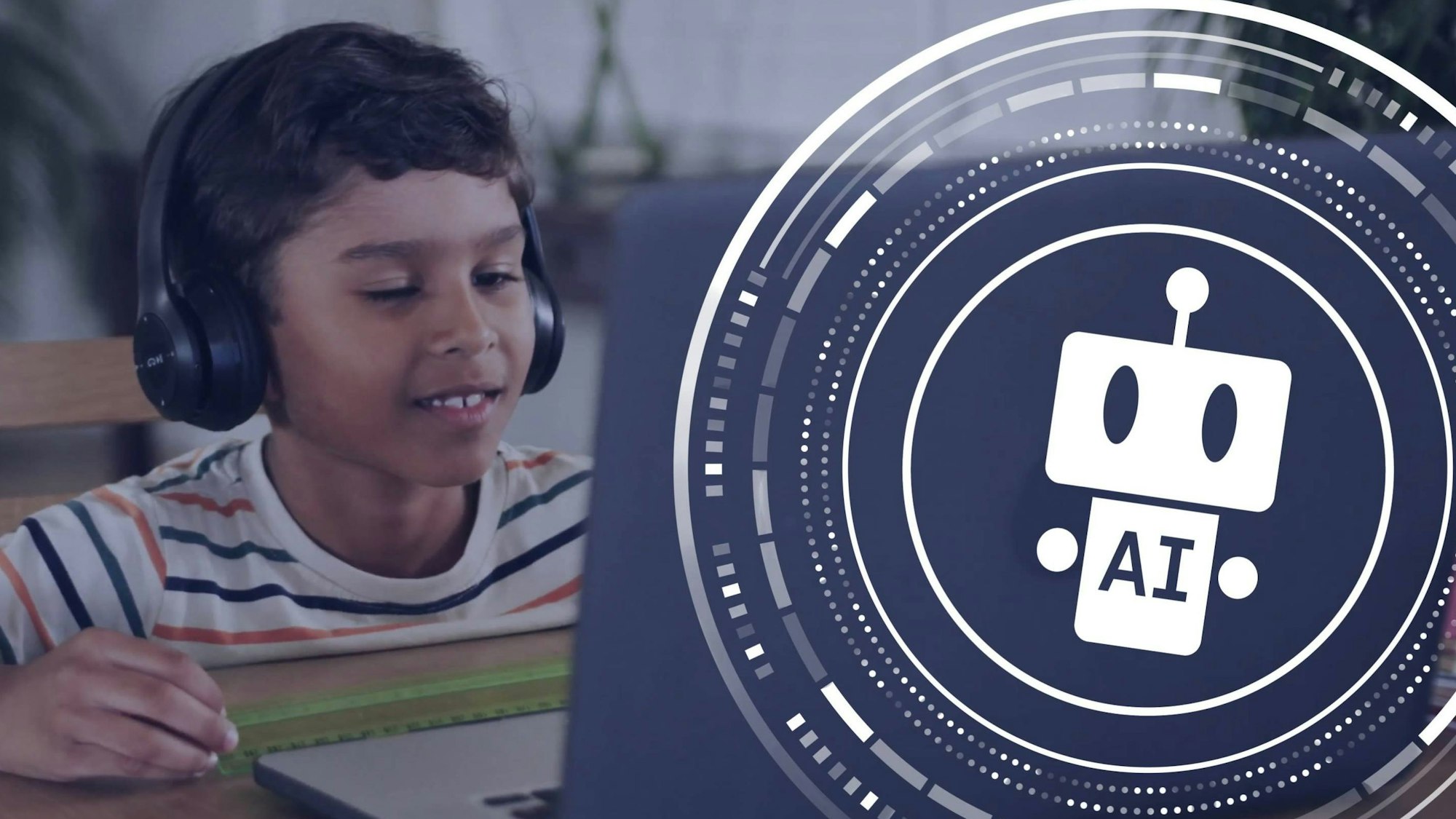 Eine kleiner Junge sitzt mit Kopfhörern an einem Laptop davor ist ein großes Symbol für Küsntliche Intelligenz zu sehen.