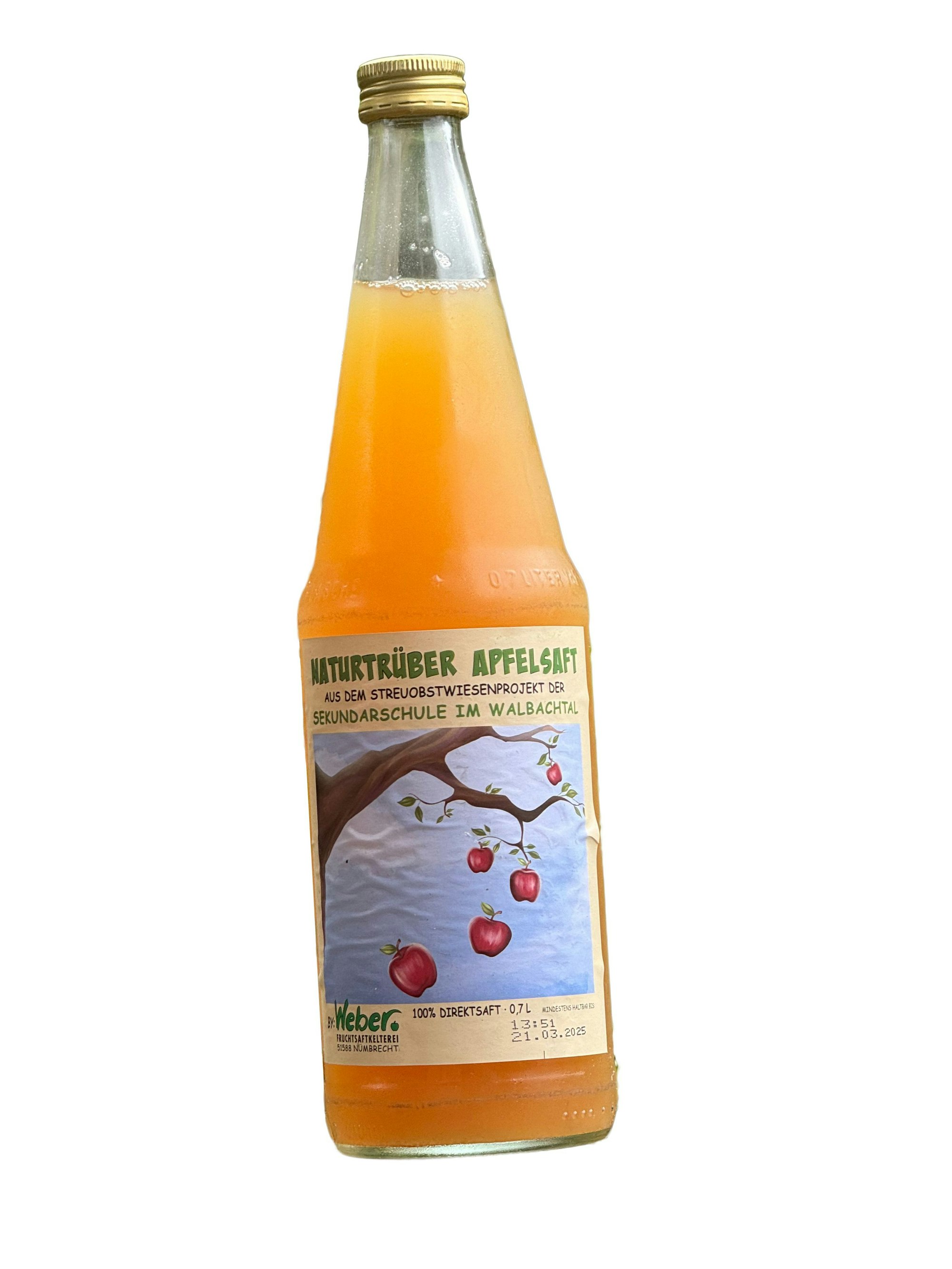 Eine Flasche des Apfelsafts der Sekundarschule im Walbachtal in Engelskirchen-Ründeroth. Der Apfelsaft wird aus Früchten der Streuobstwiese Bellingroth hergestellt.