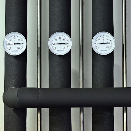 ARCHIV - 16.09.2024, Thüringen, Rudolstadt: Komponenten einer Wärmepumpe, aufgenommen am Tag der Einweihung eines Wärmepumpenkabinetts in der Bildungsstätte der Handwerkskammer Ostthüringen. (zu dpa: «Prognose: Heizkosten dürften weiter sinken») Foto: Martin Schutt/dpa +++ dpa-Bildfunk +++