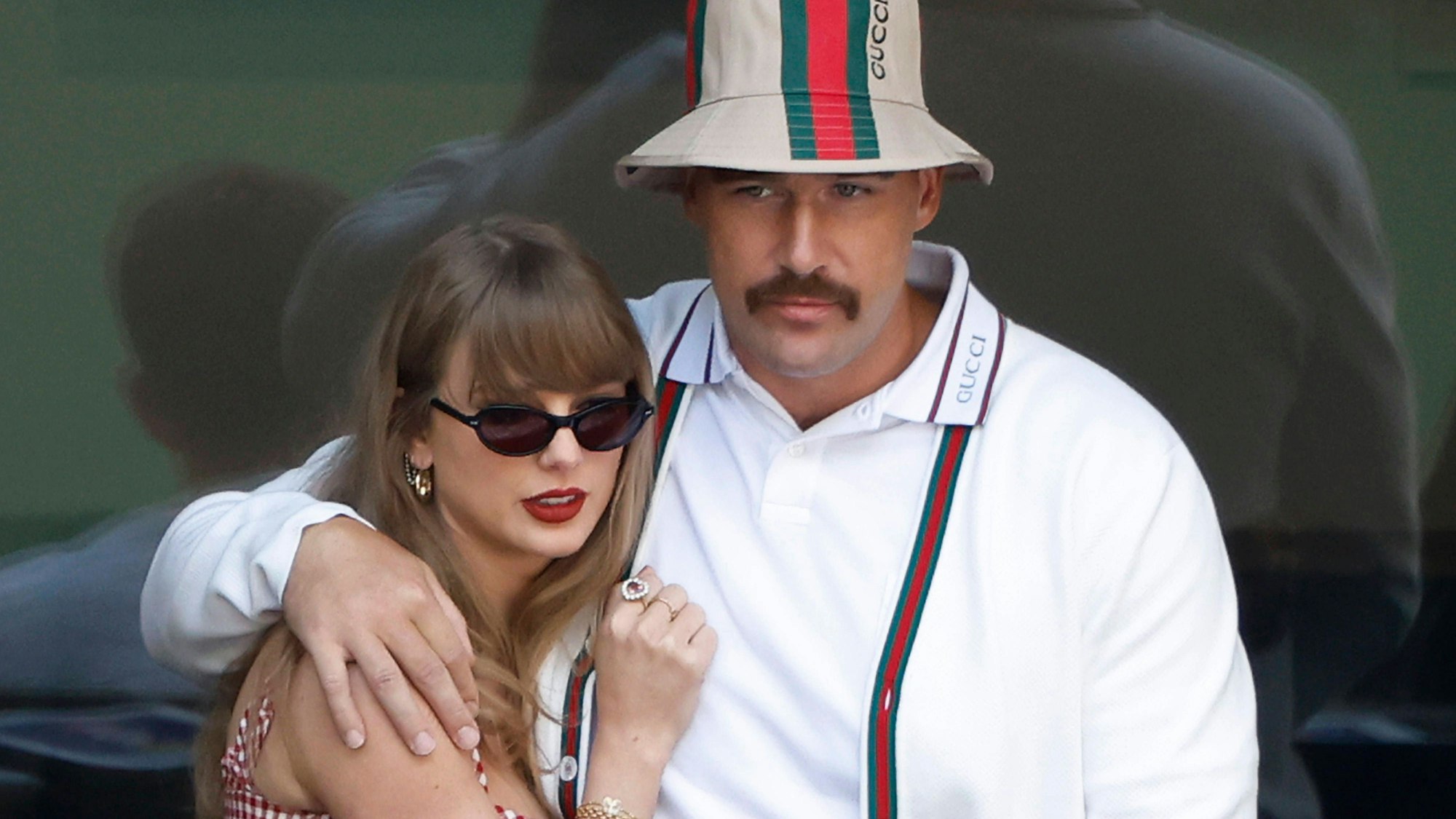 Taylor Swift und Travis Kelce zeigtetn sich beim US-Open-Auftritt von Jannik Sinner meist eng umschlungen und gut gelaunt. Angeblich soll es damit bereits vorbei sein.