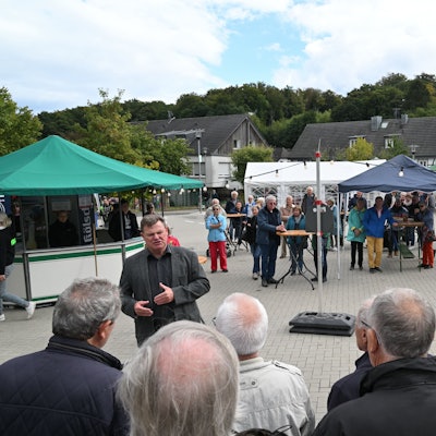 Das Foto zeigt die Einweihung des Biesfelder