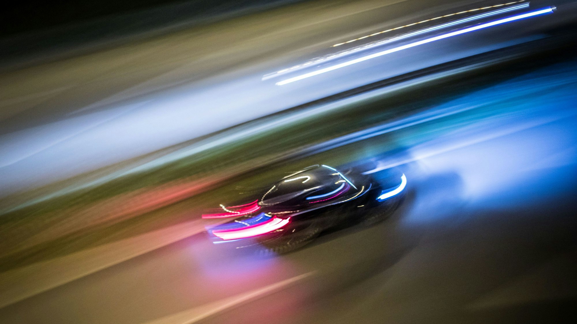 Das Bild ist ein Symbolfoto und zeigt ein dunkles Fahrzeug in der Nacht.