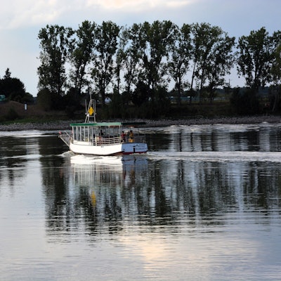 Zu sehen ist die Fähre zwischen Zündorf und Weiß auf dem Rhein.