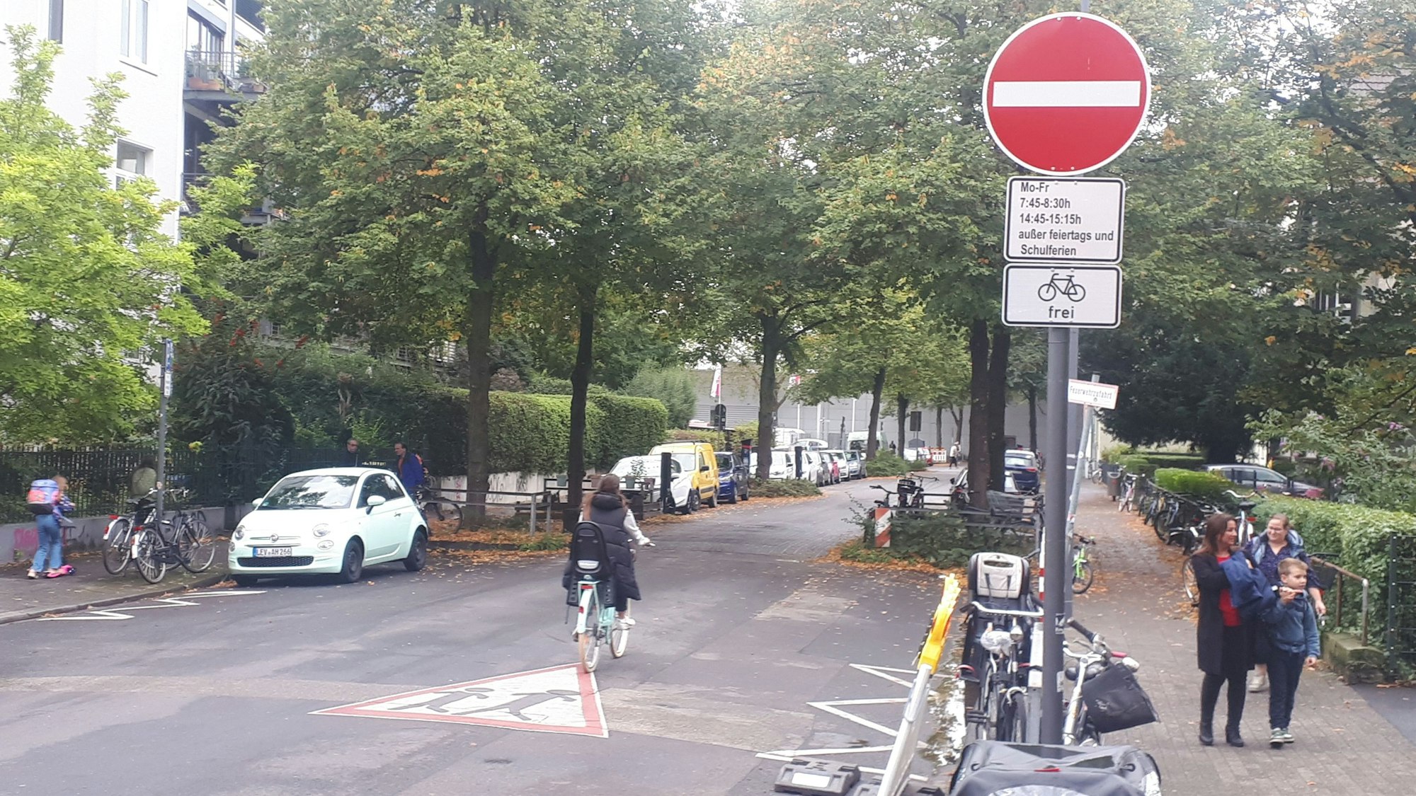 Zu sehen ist die Lindenbornstraße, an der eine Grundschule liegt.