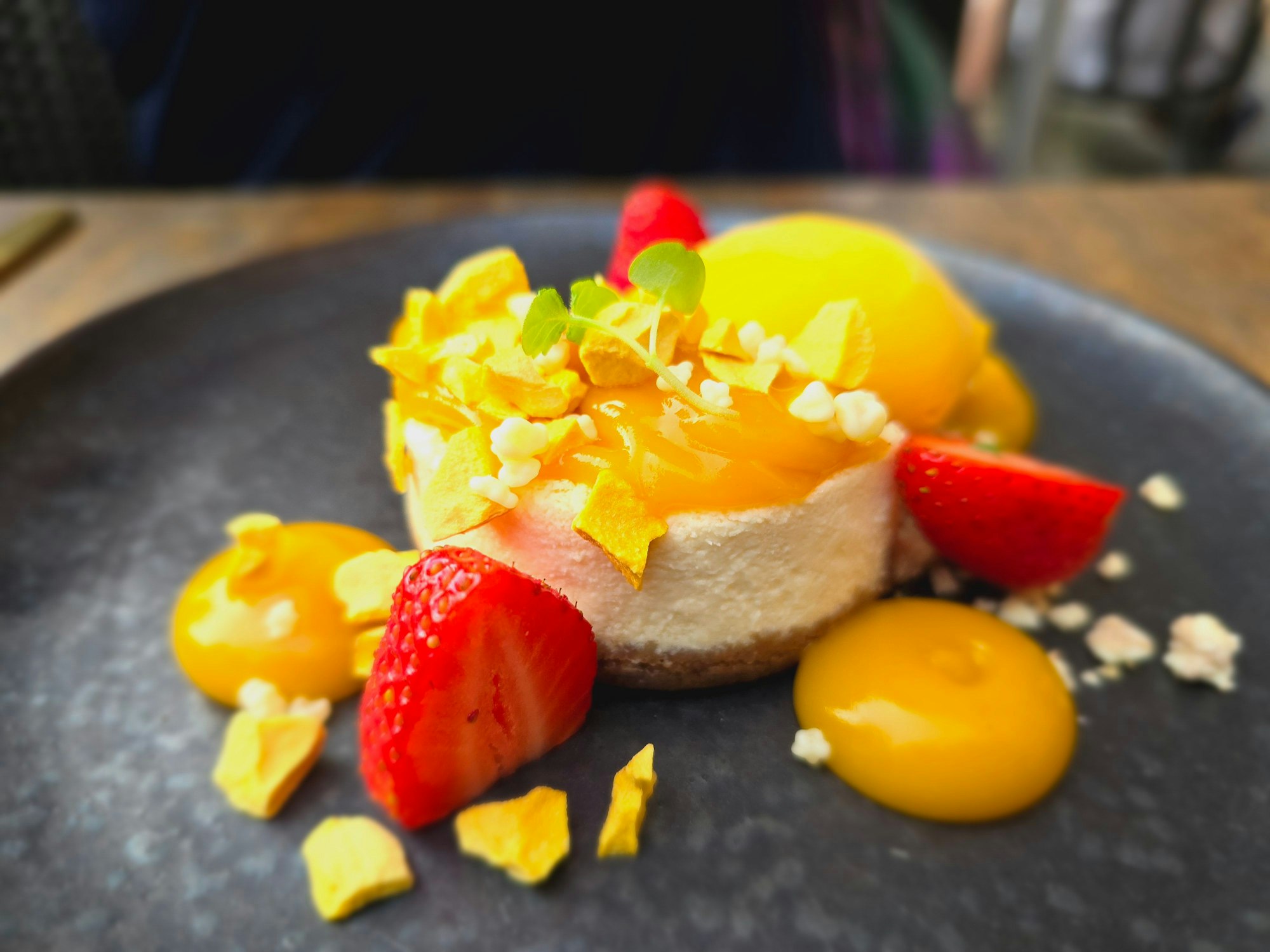Cheesecake & Mango
Cheesecake, Mango, Weiße Schokolade, Passionsfrucht 13,90 €