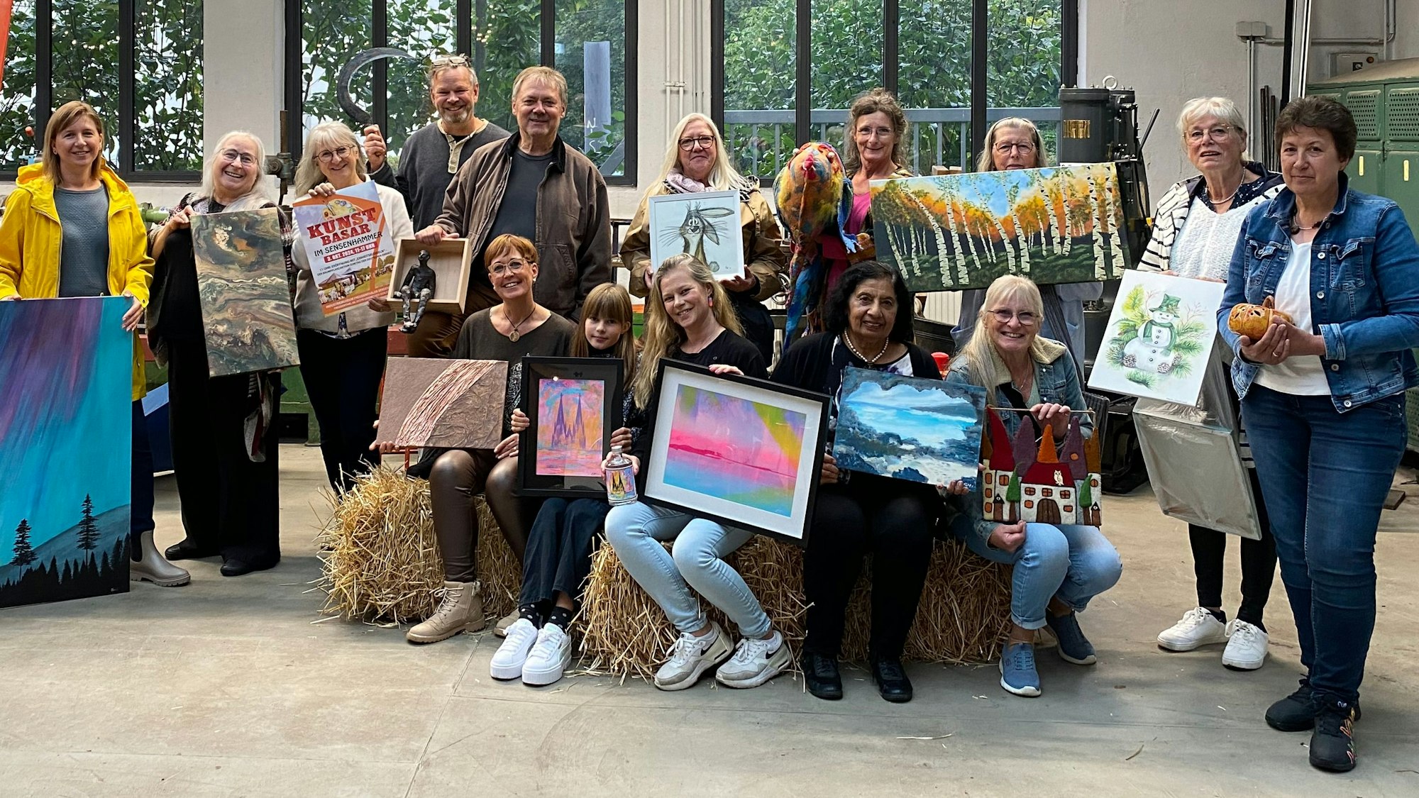 Die Veranstalter des Kunstbasars mit ihren Künstlern und der Leiter des Sensenhammers