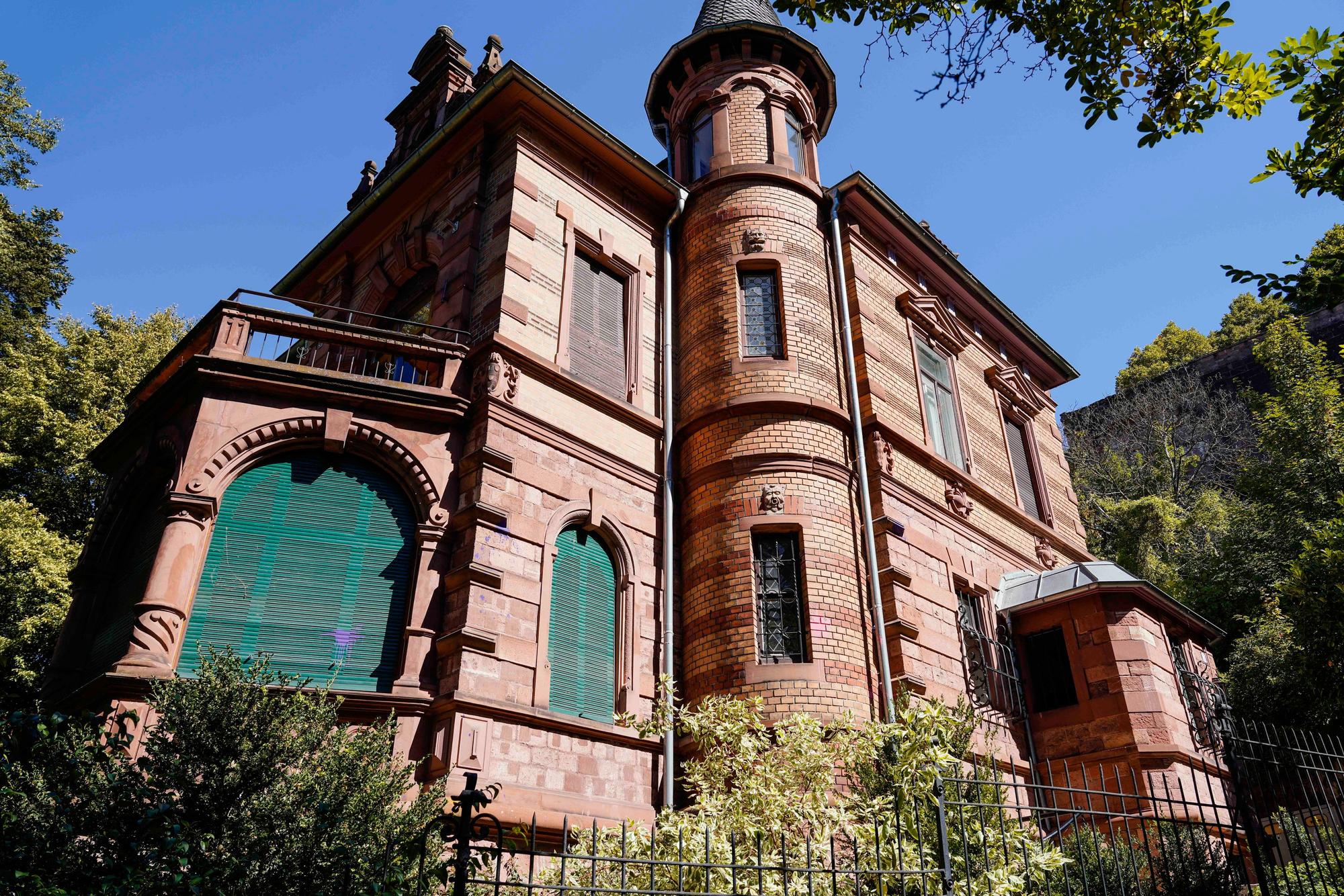 Die Staatsanwaltschaft Heidelberg ermittelt gegen mehrere Mitglieder der Heidelberger Burschenschaft. Sie sollen einen 25-Jährigen mit Gürteln geschlagen, mit Münzen beworfen und antisemitisch beleidigt haben.