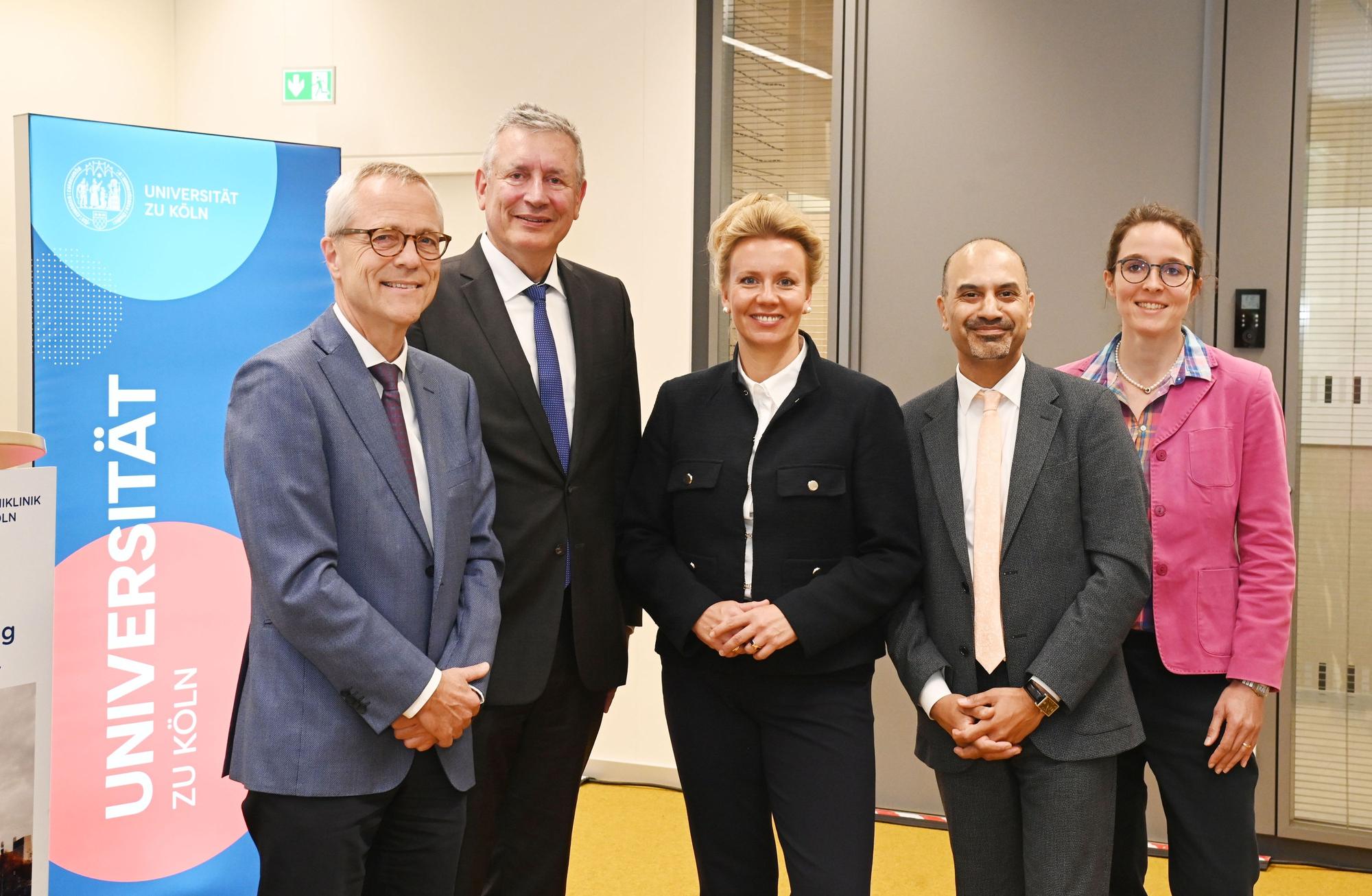 V.l.n.r.: Prof. Gereon Fink, Prof. Edgar Schömig, Wissenschaftsministerin Ina Brandes, Prof. Joybrato Mukherjee, Dr. Ruth Hanssen.