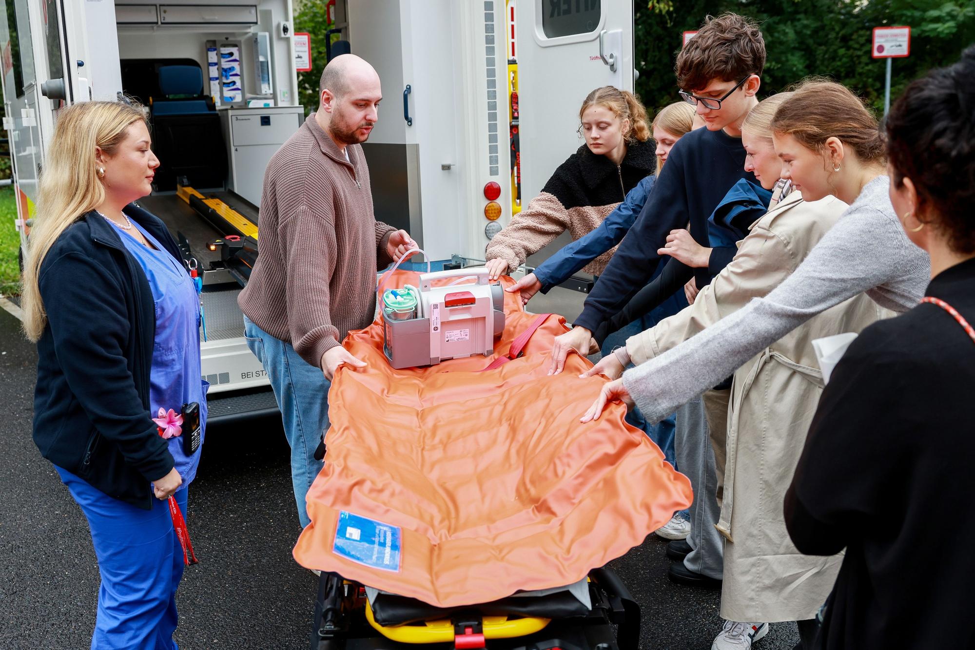 Präventionstag, eine Schulklasse besucht die Unfallklinik in Merheim.