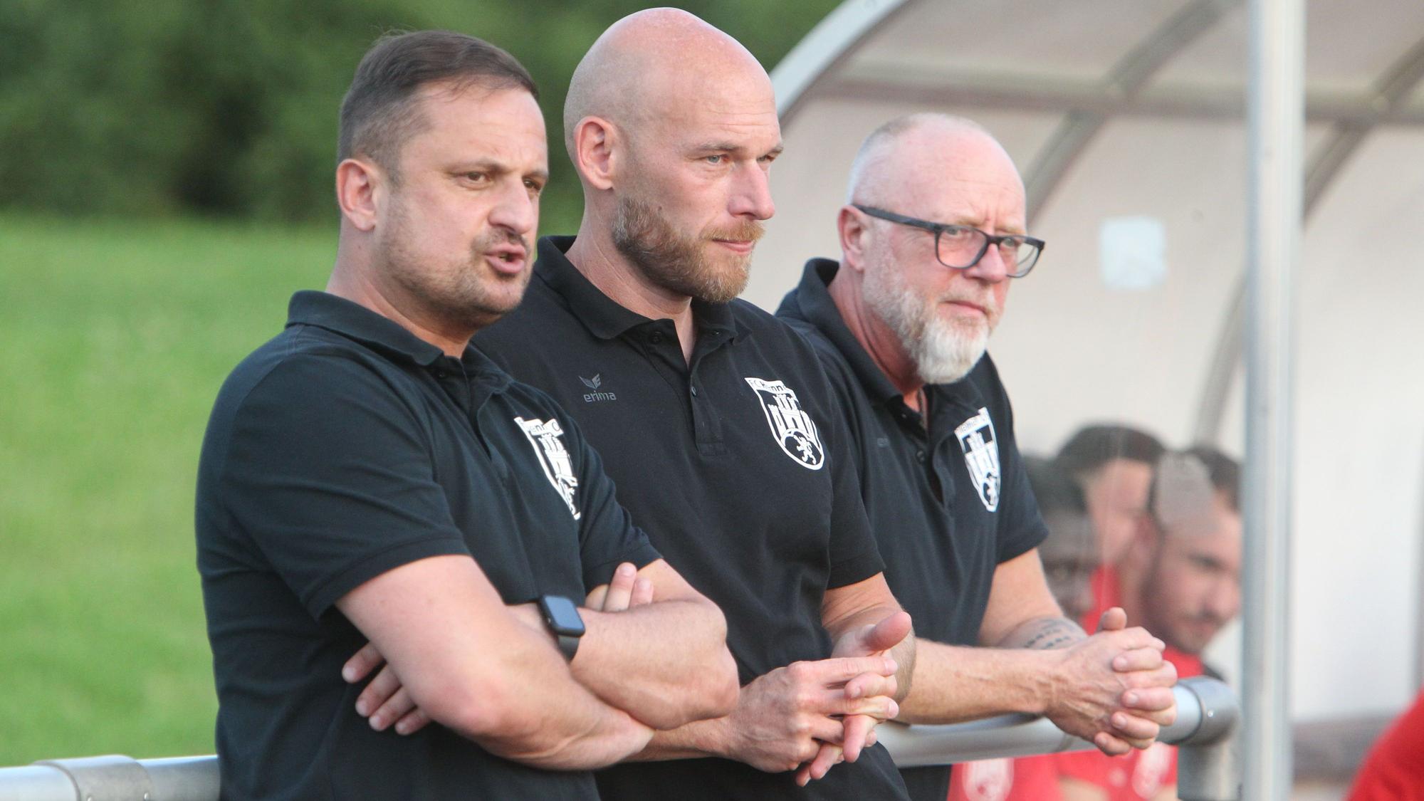 Derzeit nicht zu beneiden: Cheftrainer Fatih Özyurt (von links), Sportchef Frank Fußhöller und Teammanager Thomas Henseler vom FC Hennef 05. Quentin Bröhl