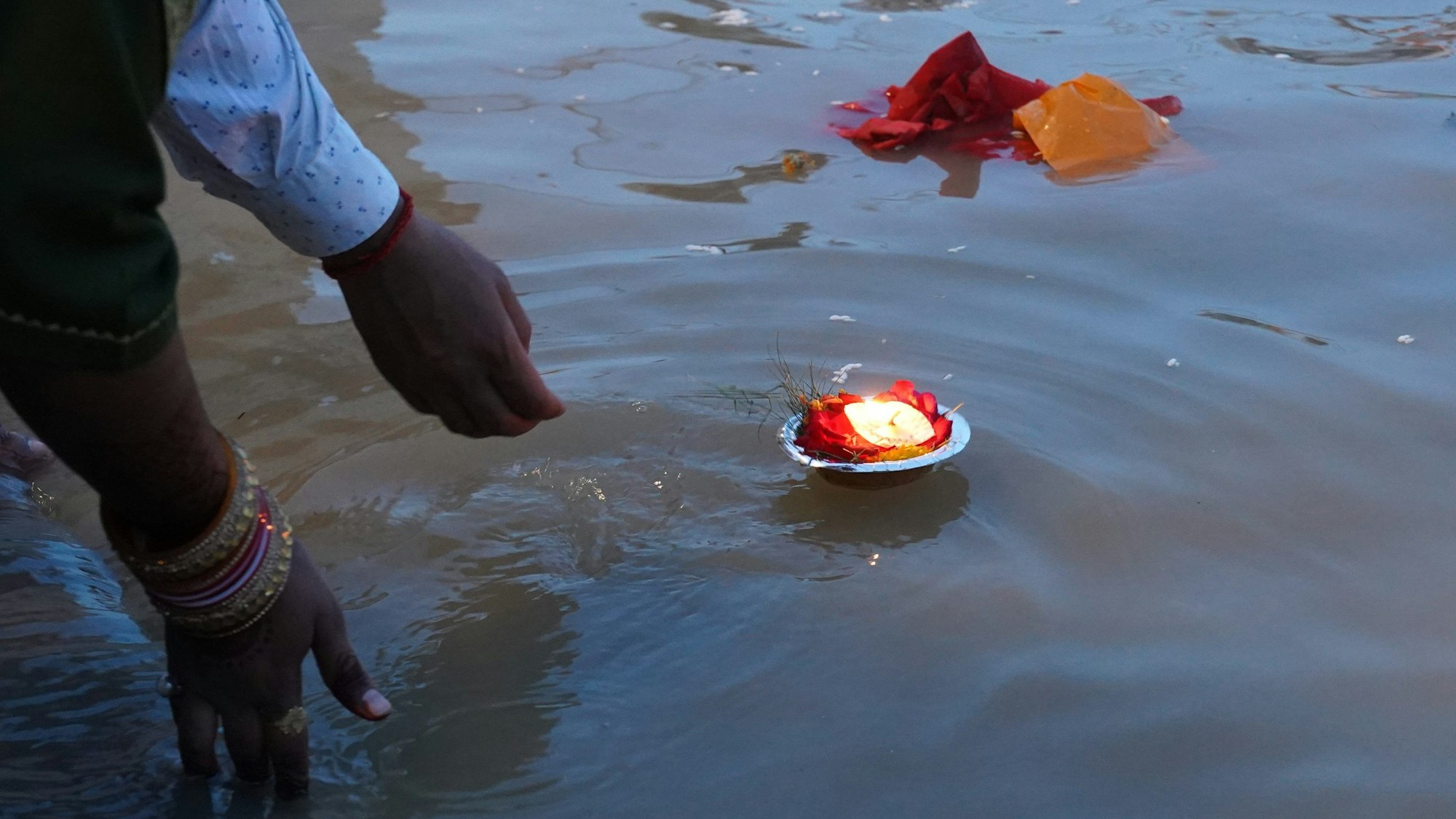 Angehörige gedenken ihren Toten mit einer Kerze, die sie in den Ganges schicken. (Archivbild)