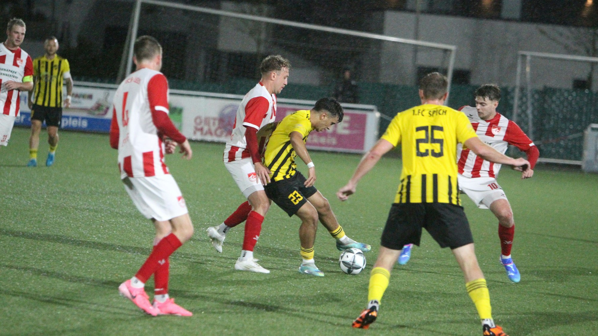 Der Spicher Elias Oulahyane (am Ball) wird von Linus Zakrzewski bedrängt.