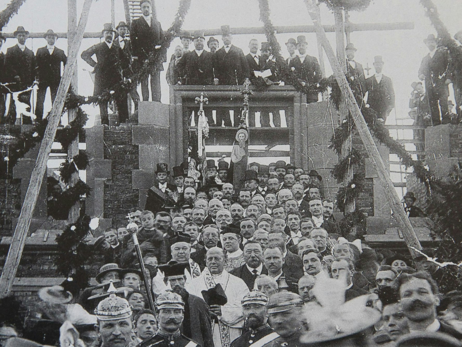 Menschen bei einem Gottesdienst in einer Kirchenbaustelle