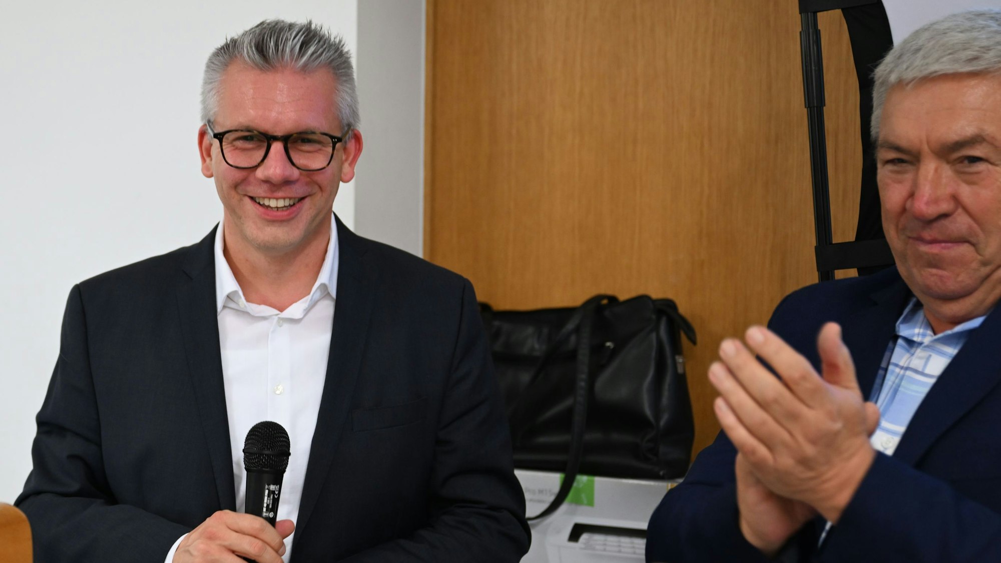 Der CDU-Ortsverband Lindlar hat den 45-jährigen Sven Engelmann einstimmig zum Kandidaten für die Bürgermeisterwahl gewählt. Fraktionschef Hans Schmitz applaudiert.