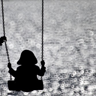 ARCHIV - 16.09.2013, Hamburg: Eine Mutter schaukelt ihr Kind auf einem kleinen Spielplatz am glitzernden Wasser der Alster. (zu dpa: «Anteil Alleinerziehender etwas gesunken - Überwiegend Frauen») Foto: Christian Charisius/dpa +++ dpa-Bildfunk +++
