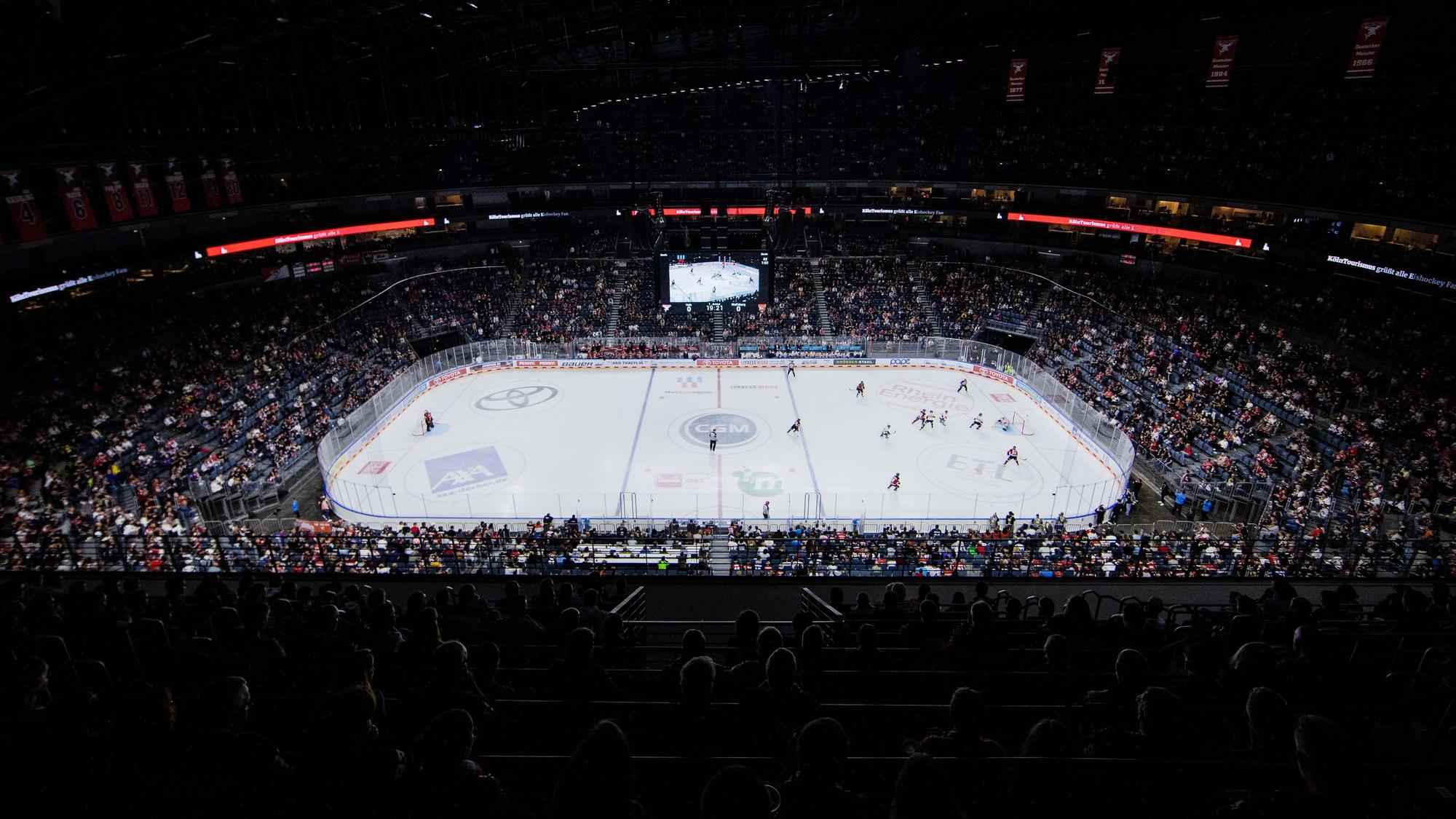 Fans verfolgen die Partie in der Lanxess Arena.
