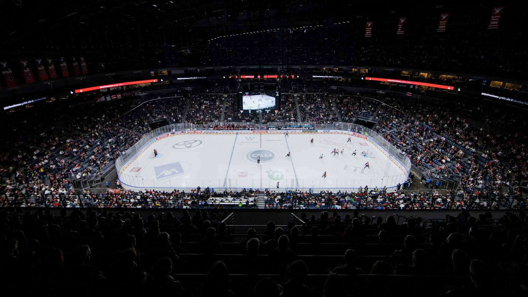 Fans verfolgen die Partie in der Lanxess Arena.