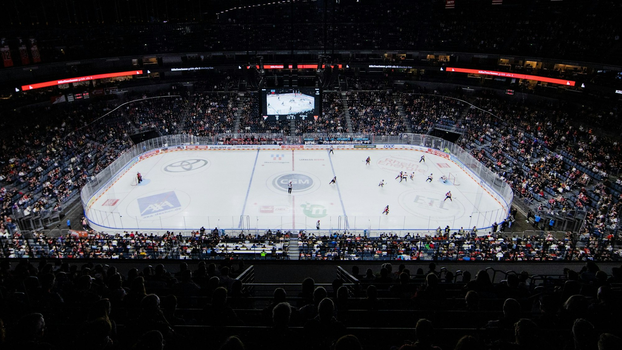 Eishockey-Fans in der Arena verfolgen ein Spiel.