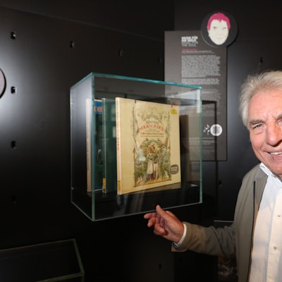 Jürgen Roters (2. Vorsitzender der Freunde des Kölnischen Stadtmuseums) zeigt eine Sammlung von Musikträgern.
