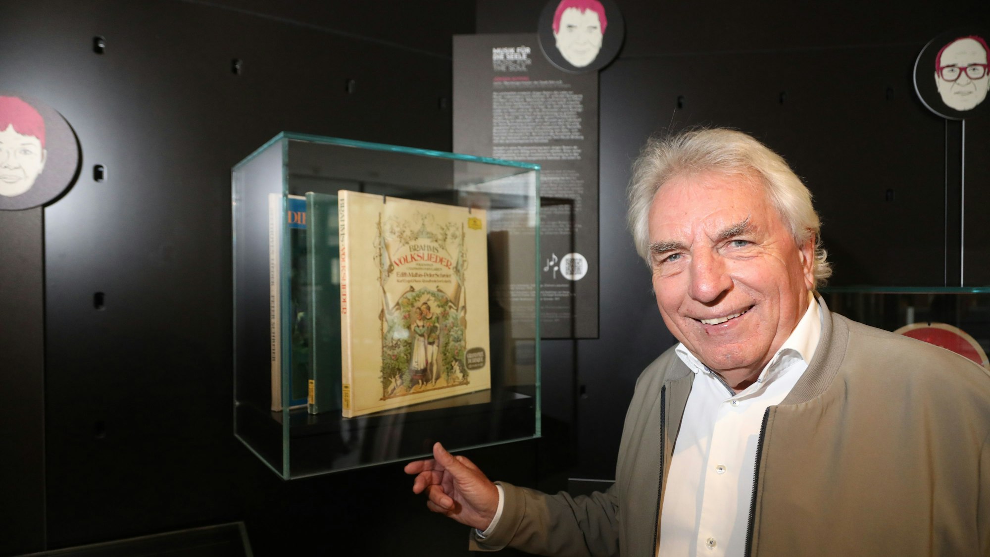 Jürgen Roters (2. Vorsitzender der Freunde des Kölnischen Stadtmuseums) zeigt eine Sammlung von Musikträgern.