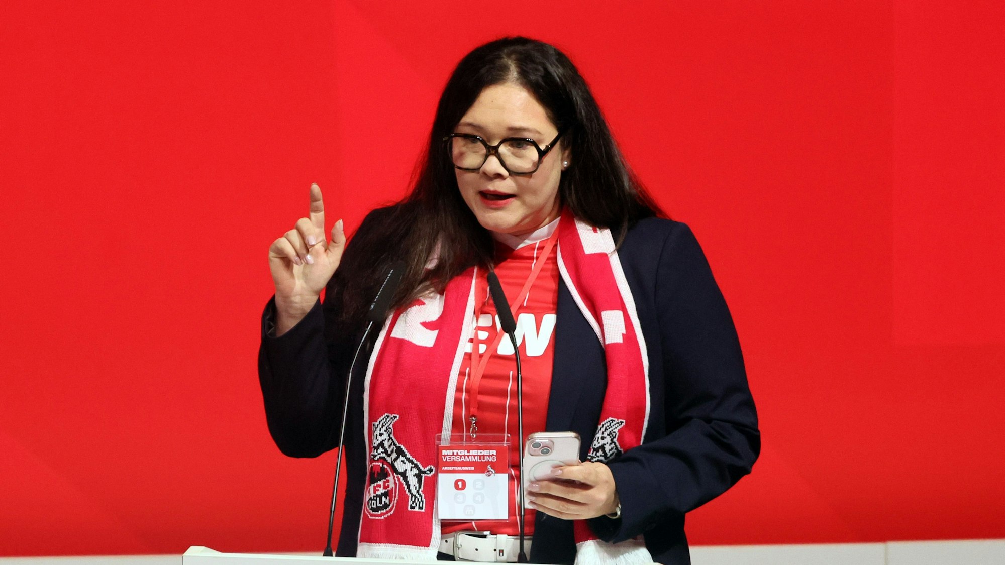 Stacy Krott spricht während der Mitgliederversammlung des 1. FC Köln
