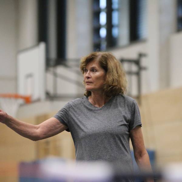Ulrike Nasse-Meyfarth steht in der Sporthalle in der Balker Aue und zeigt auf etwas.