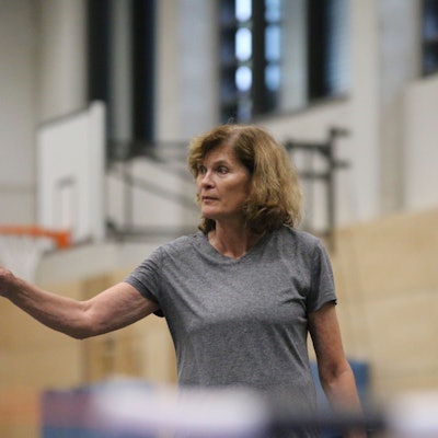 Ulrike Nasse-Meyfarth steht in der Sporthalle in der Balker Aue und zeigt auf etwas.