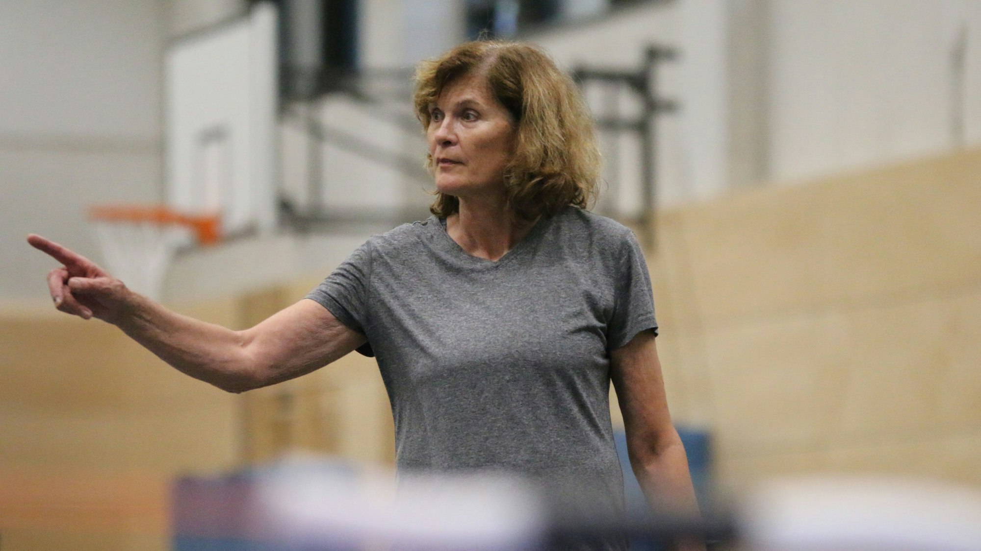 Ulrike Nasse-Meyfarth steht in der Sporthalle in der Balker Aue und zeigt auf etwas.