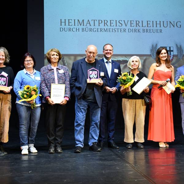 Das Foto zeigt die Preisträger auf der Bühne im Römersaal des Bürgerhauses.