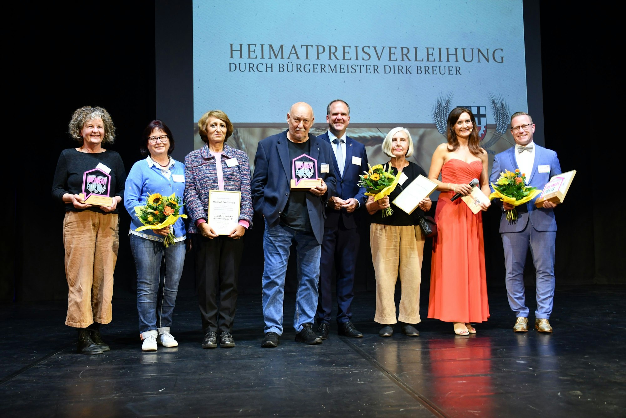 Das Foto zeigt die Preisträger auf der Bühne im Römersaal des Bürgerhauses.