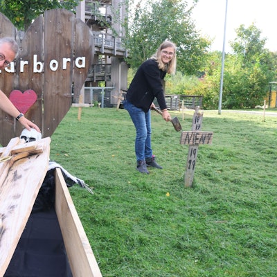 In einen Gruselpark verwandeln Patrick Mielke und Ulrike Schmoock das Gelände von Panarbora in Waldbröl. Er steht an einem Sarg mit Skelett. Sie haut ein Holzkreuz in die Erde.