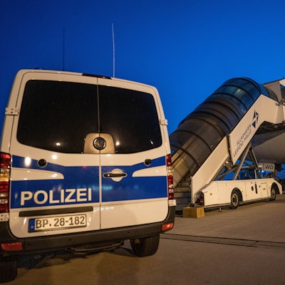 Abschiebung von abgelehnten Asylbewerbern nach Afghanistan mit einem Sonderflug. Nur selten werden Afghanen aus Deutschland abgeschoben.