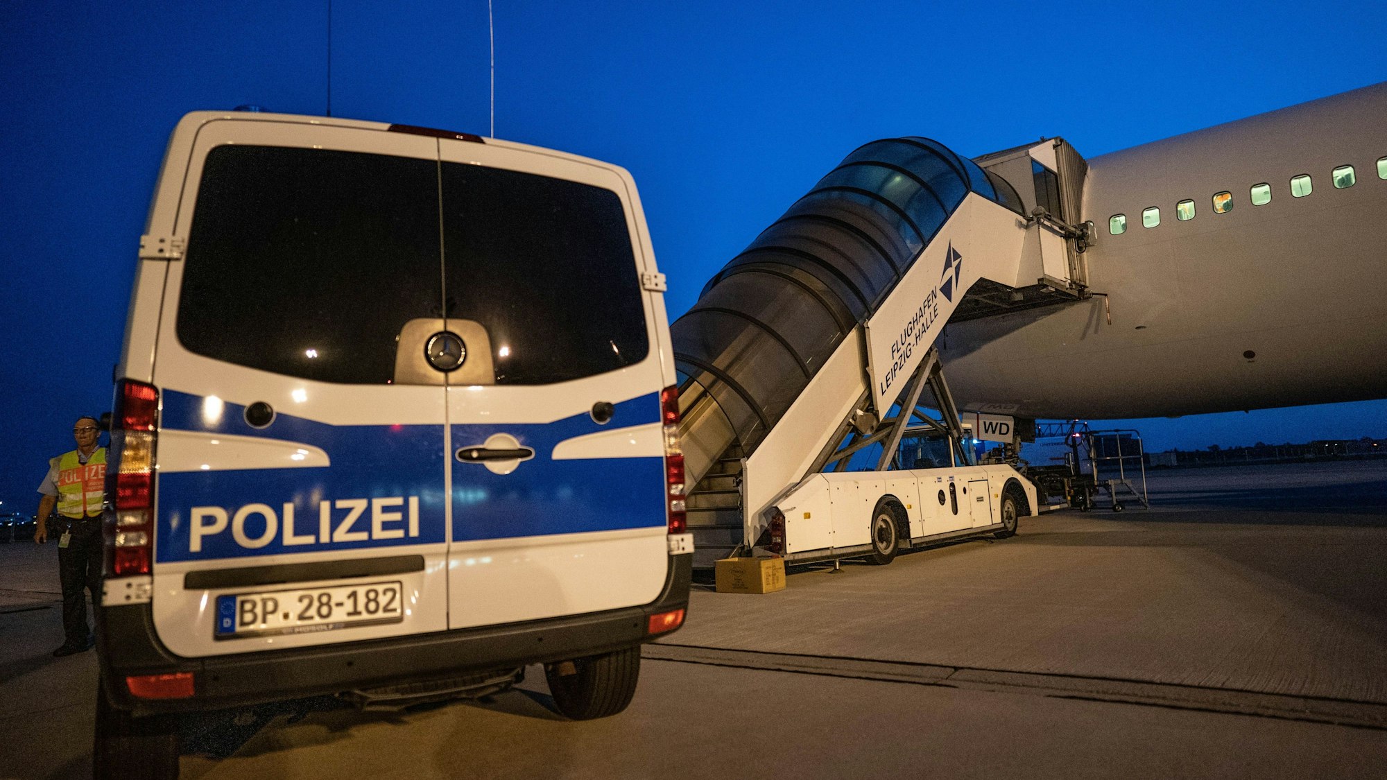 Abschiebung von abgelehnten Asylbewerbern nach Afghanistan mit einem Sonderflug. Nur selten werden Afghanen aus Deutschland abgeschoben.